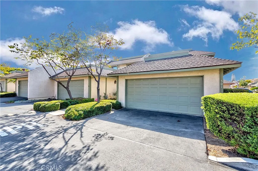 3 bed, 2.5 bath, 1752 sqft, $3,900 — Photo 2
