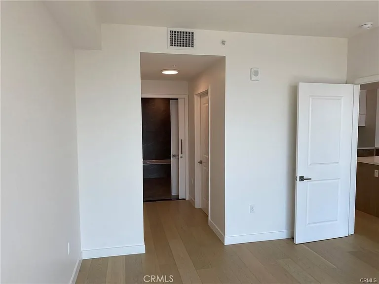 400 S Broadway Ave — Photo 2
