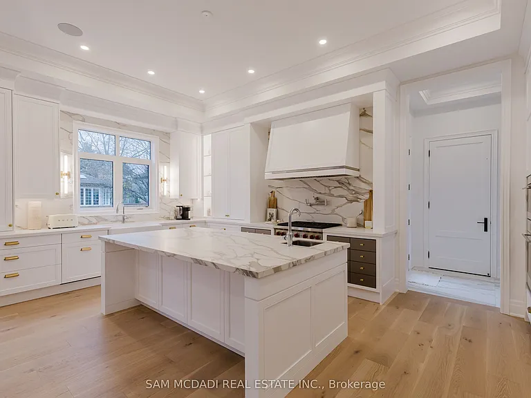 243 Prince George Cres — Photo 12