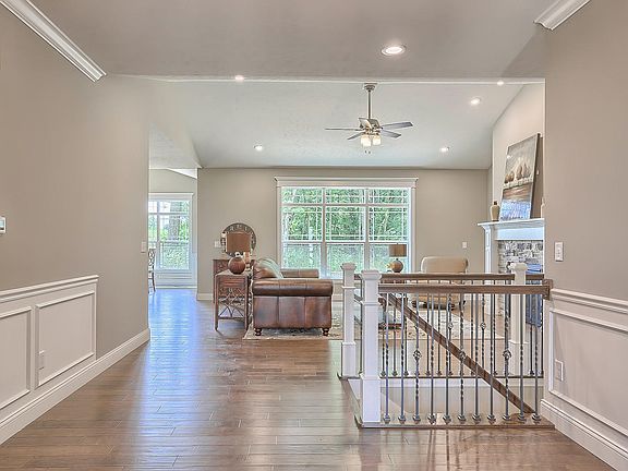 4th image of 1303 Briarwood Ln