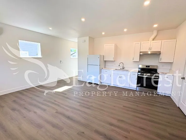 420 Ankeny St — Photo 8
