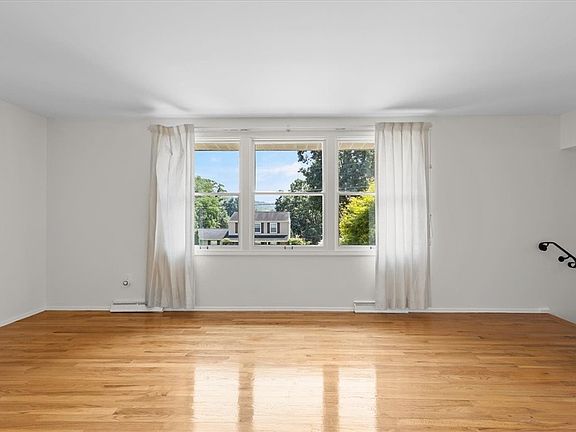 4th image of 2691 Elaine Dr