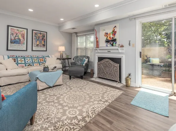 3742 Charleston Square Dr, Memphis, TN 38122