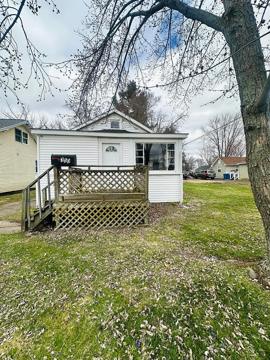 350 Iroquois Ave photo 1
