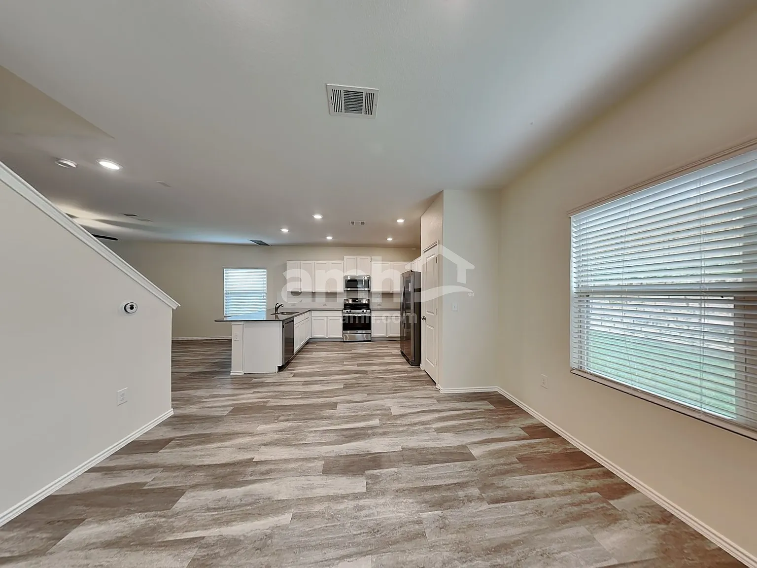3 bed, 2.5 bath, 2050 sqft, $2,320 — Photo 4