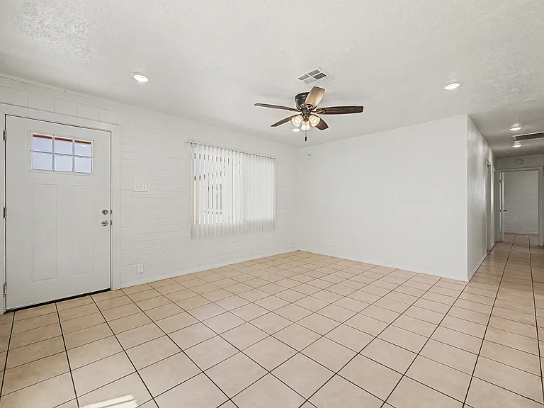2433 E Cameron Vis — Photo 11