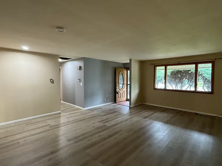 5949 Hollyhill Ct — Photo 4