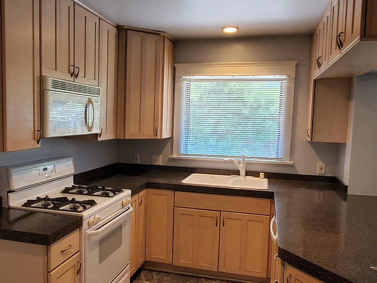 368 Gladys Ave — Photo 12