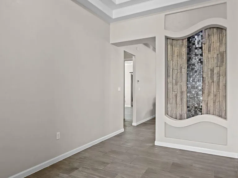 400 Royal Crown Rd — Photo 6