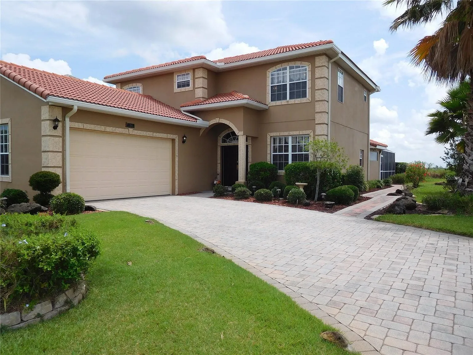 6 bed, 2438 sqft, $2,900 — Photo 2