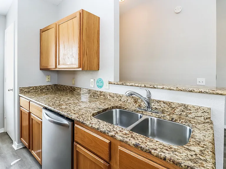 1101 Edinburg Dr — Photo 7