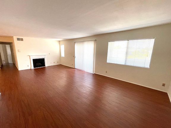 2nd image of 13512 Moorpark St #201