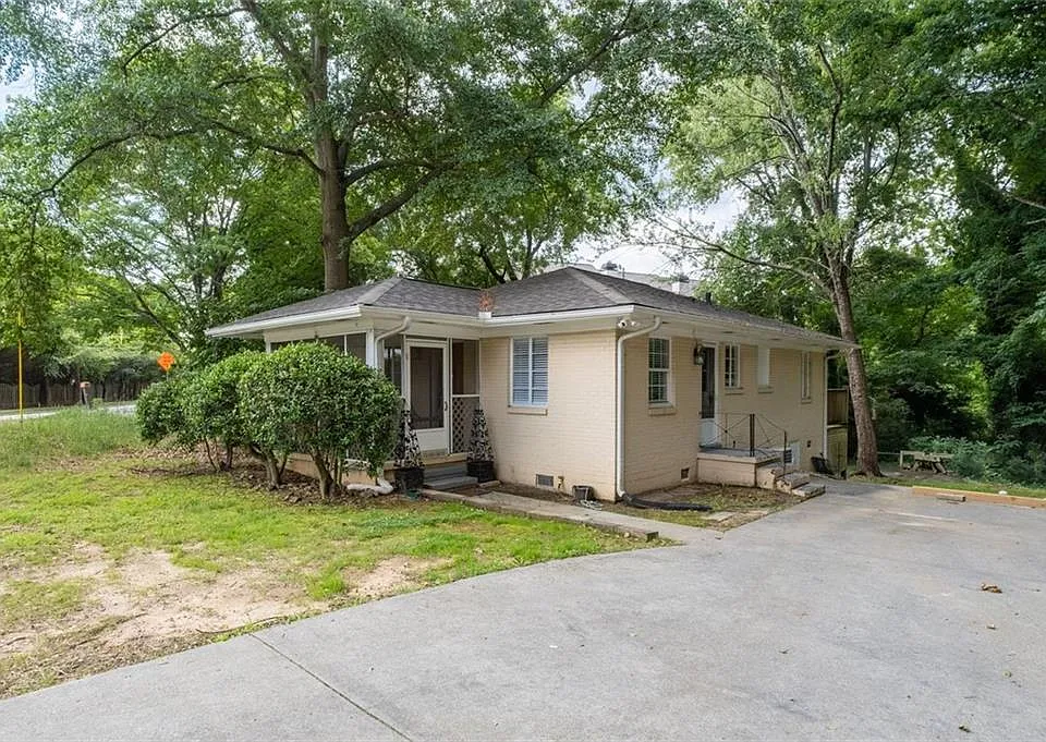 1401 Briarwood Rd NE