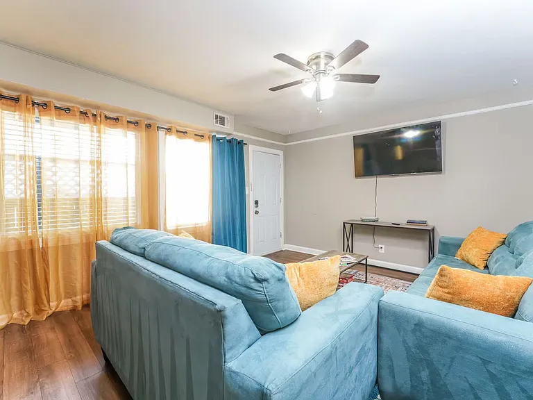 Maple Place Apartments — Photo 15