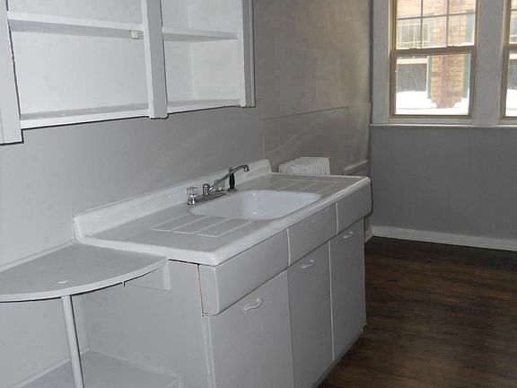 5th image of 2730 Main St APT 15