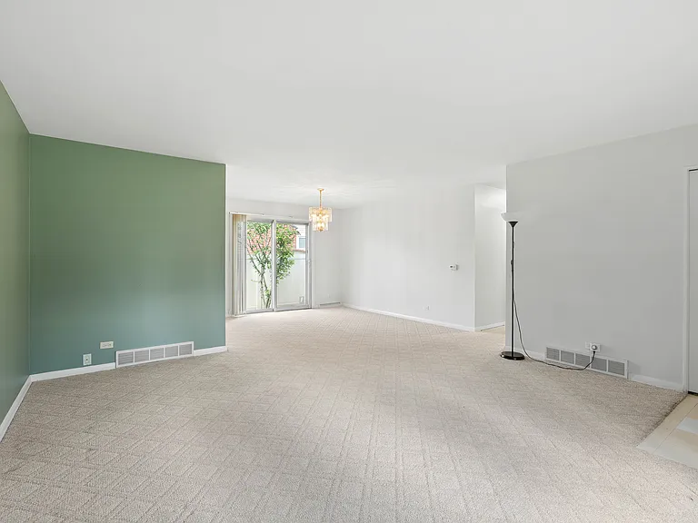 818 Leahy Cir — Photo 6