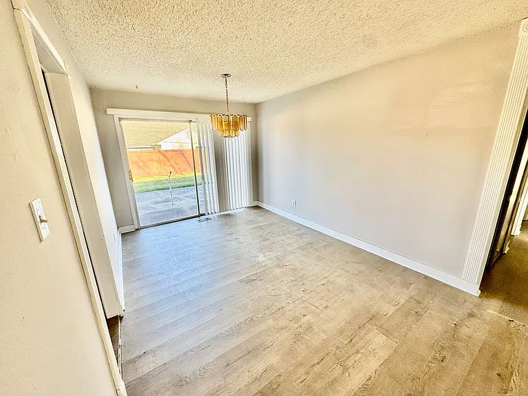 77 Executive Ln — Photo 3