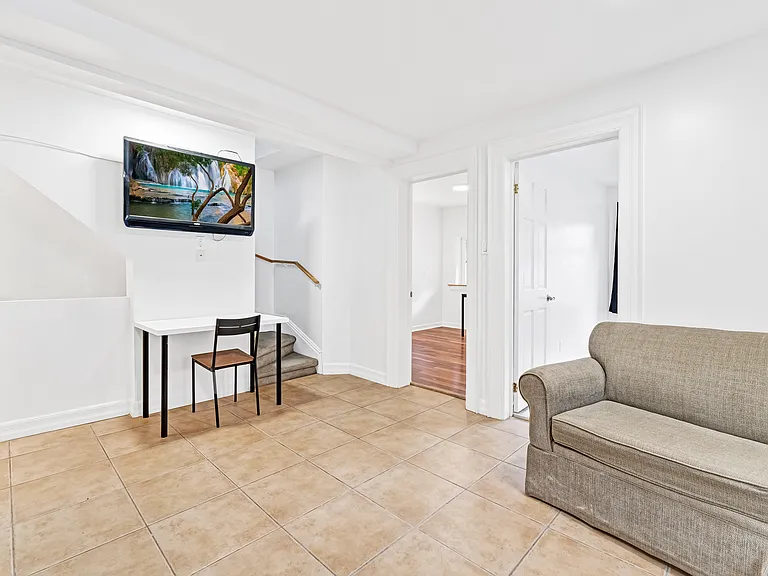 240 Blackburn Ave — Photo 68