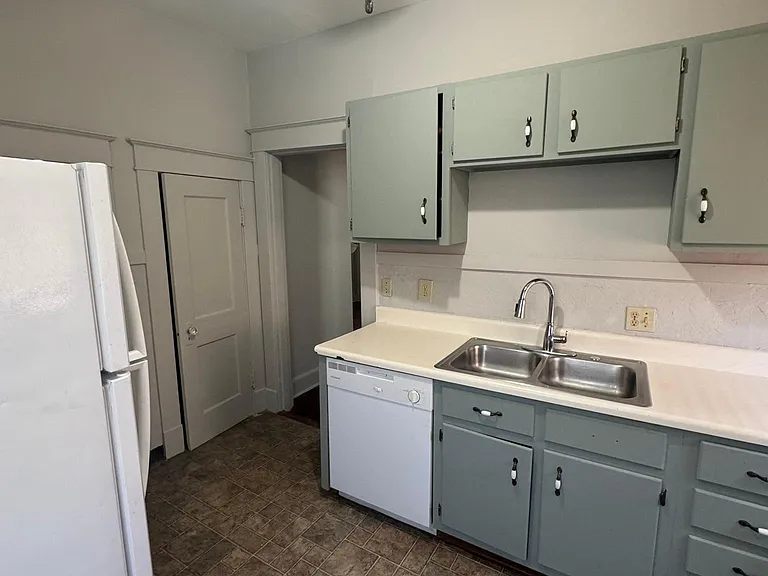 190 S Barksdale St — Photo 15
