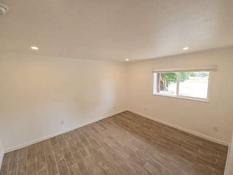 1350 Hallen Dr — Photo 3