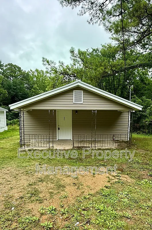 3 bed, 1.0 bath, 1014 sqft, $1,150 — Photo 1