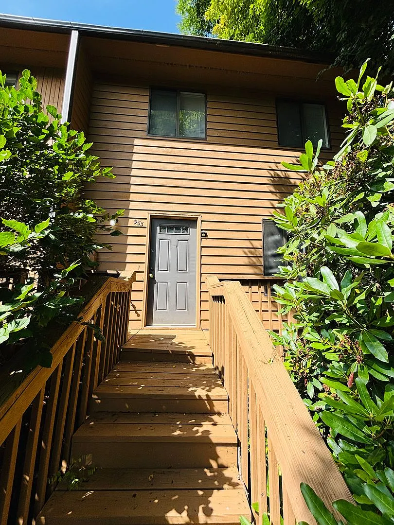 3 Bedroom 2.5 Half Bath Townhouse — Photo 2