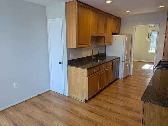4th image of 7911 Schuyler Ct