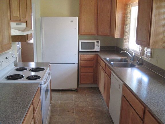 4th image of 1220 Bayview Ave