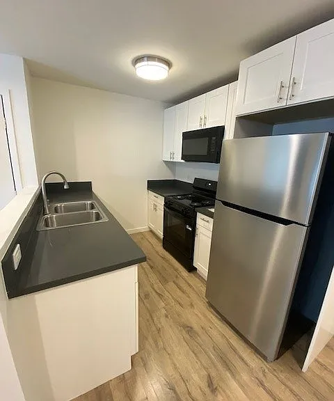 14153 Victory Blvd. — Photo 25