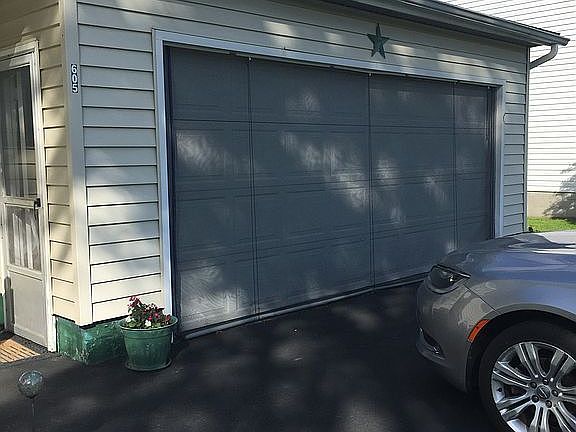 2 Stall Garage w/Screen