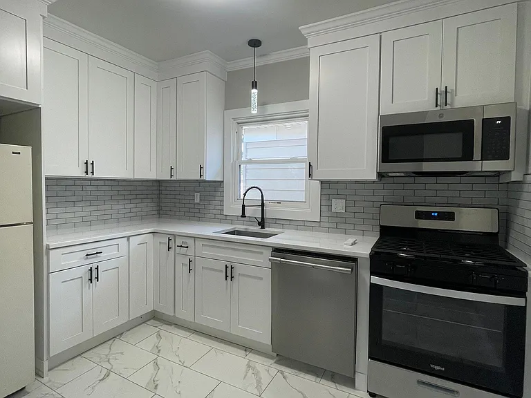 Miltonia St — Photo 2