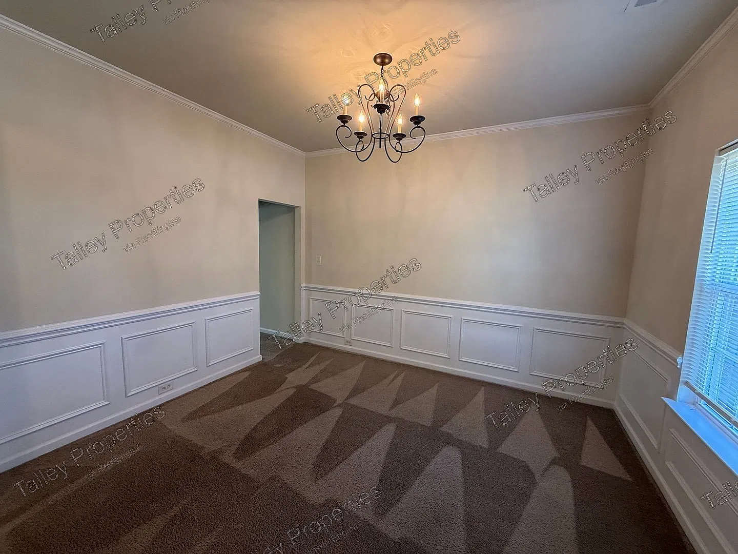 5 bed, 2.5 bath, 2700 sqft, $2,595 — Photo 2