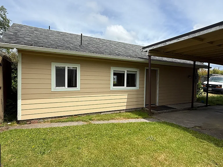 171 SW Birch Ave — Photo 2