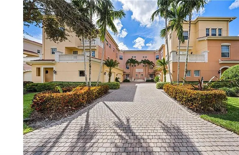 580 Avellino Isles Cir #18102 — Photo 4