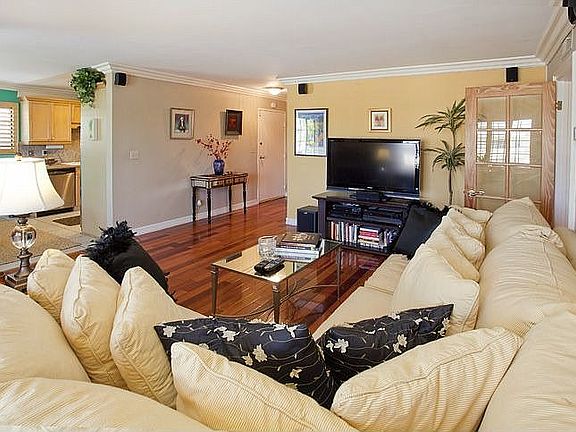 3rd image of 1020 Ocean Park Blvd APT 4