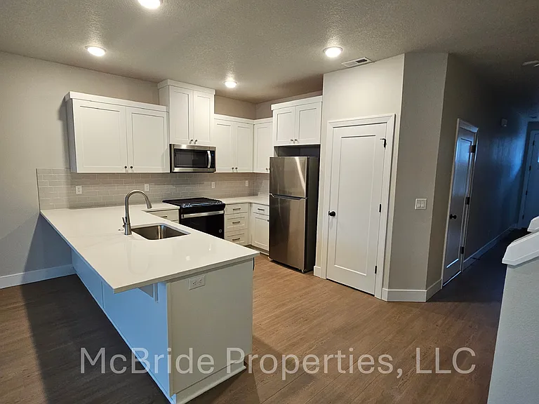 1126 Lilium Ln — Photo 2