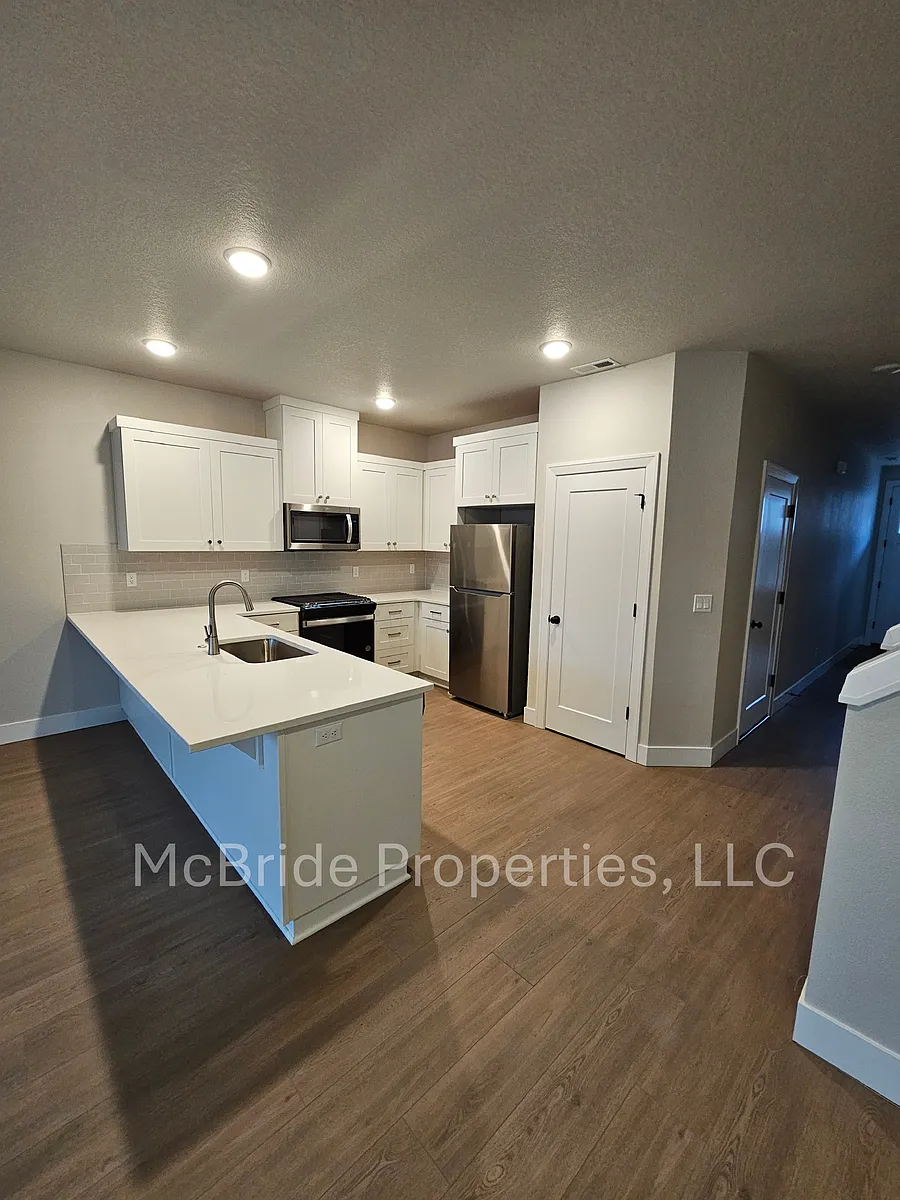 Building Photo - 1126 Lilium Ln