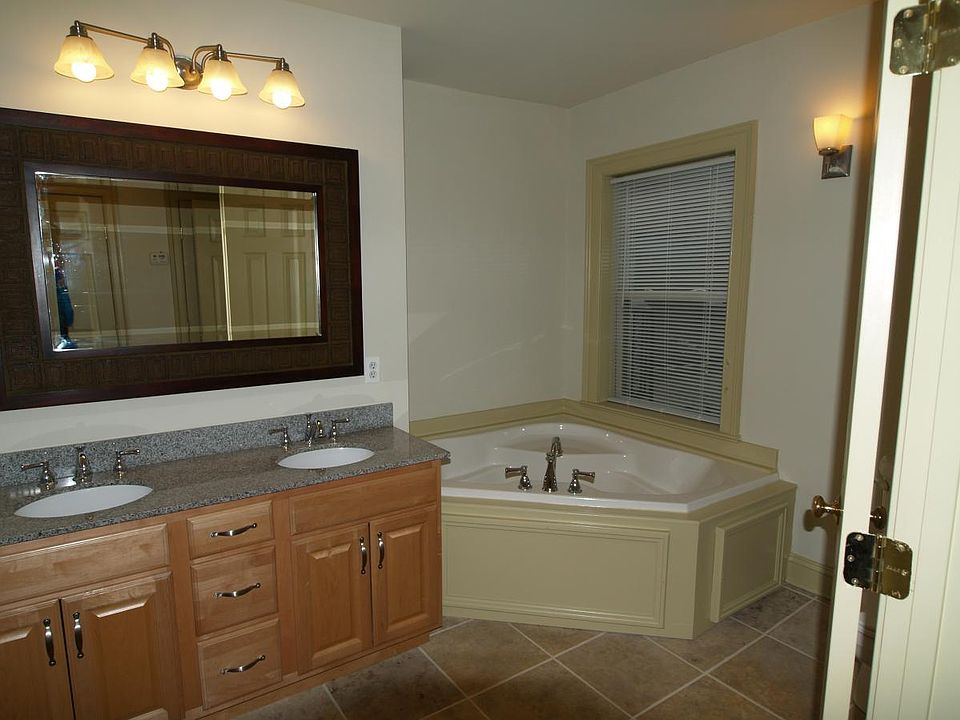 Whirlpool tub in 3rd floor bath