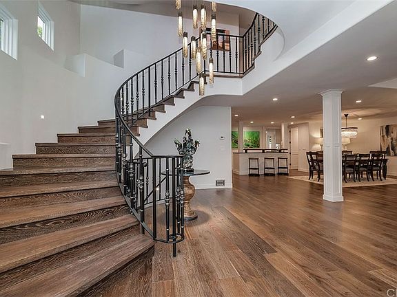 2nd image of 200 S Poinsettia Ave
