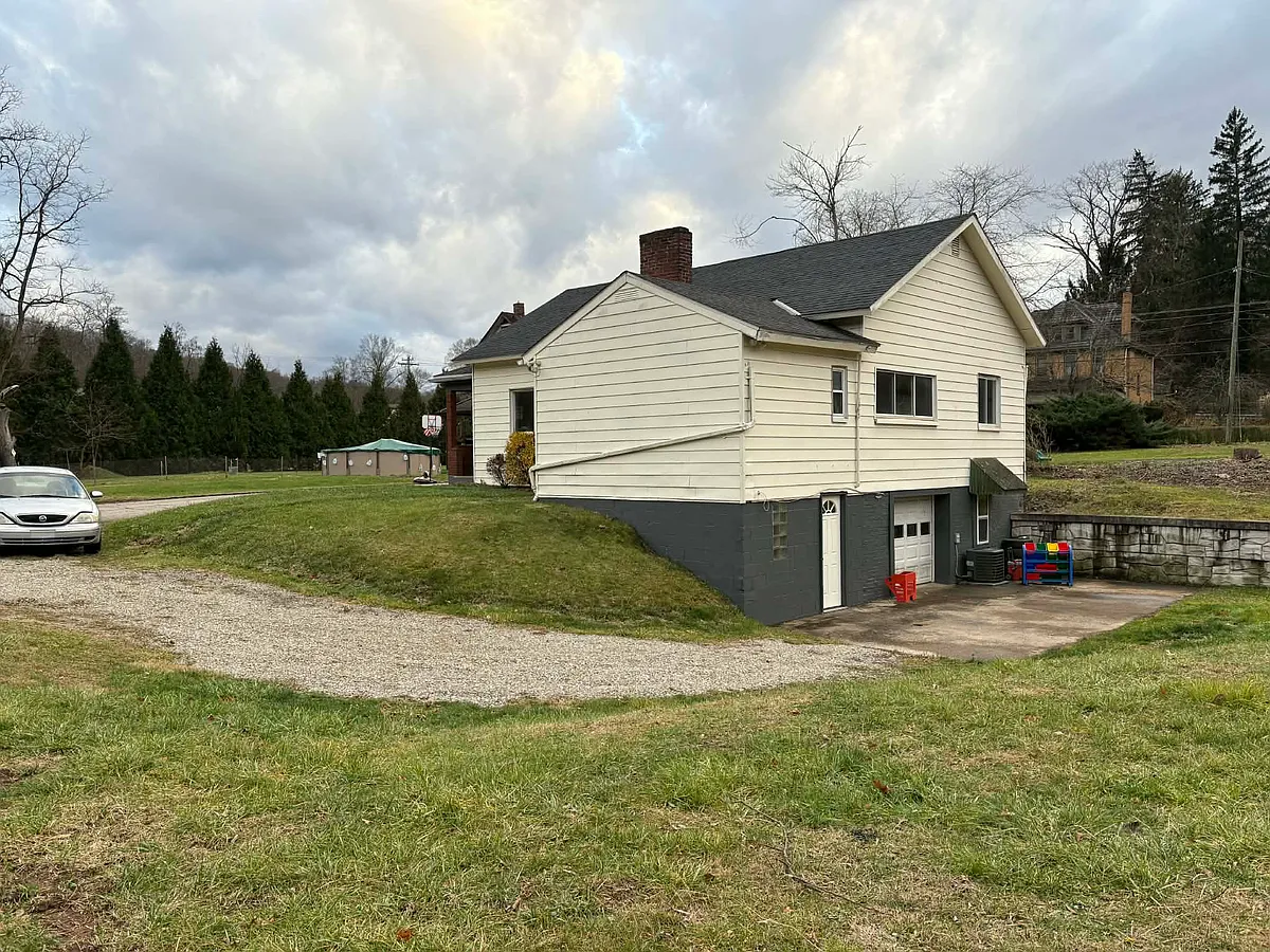Building Photo - 402 Sandy Dr