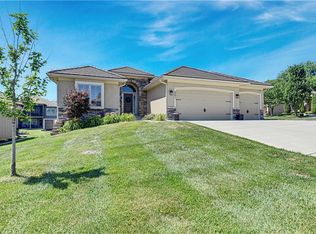 501 NE Wenonga Pl, Lees Summit, MO 64064