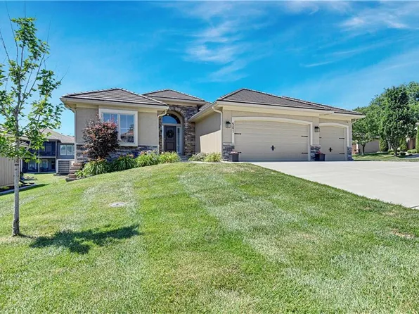 501 NE Wenonga Pl, Lees Summit, MO 64064