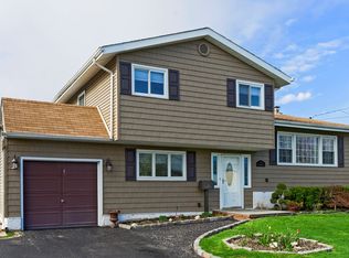 335 Linden St, Massapequa Park, NY 11762