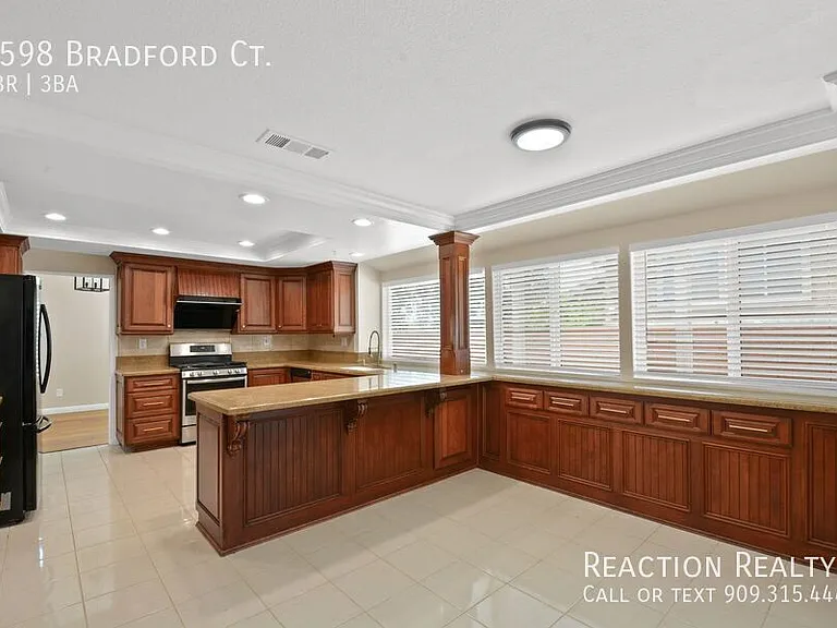 6598 Bradford Ct — Photo 4