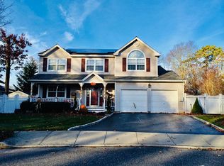 11 Atlantis Ct, West Islip, NY 11795