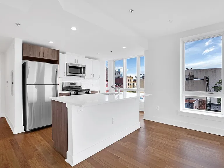 300 Washington St #4B — Photo 2