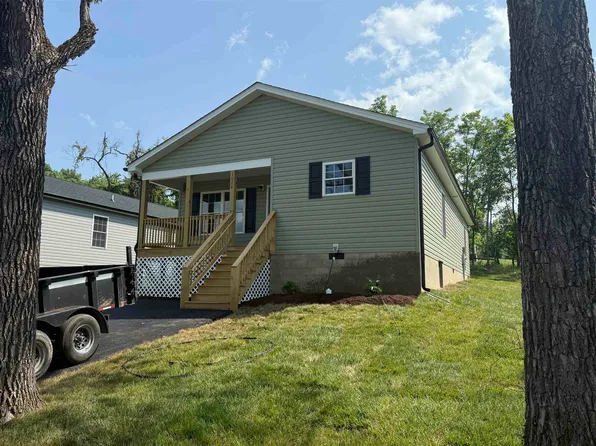 1024 D St, Waynesboro, VA 22980