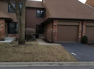204 Shadowbend Dr, Wheeling, IL 60090