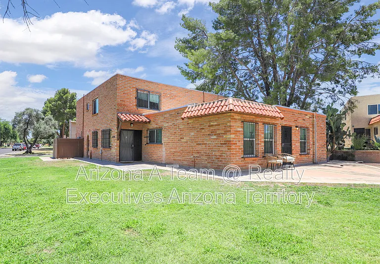 6596 E Calle La Paz #B-1 — Photo 1
