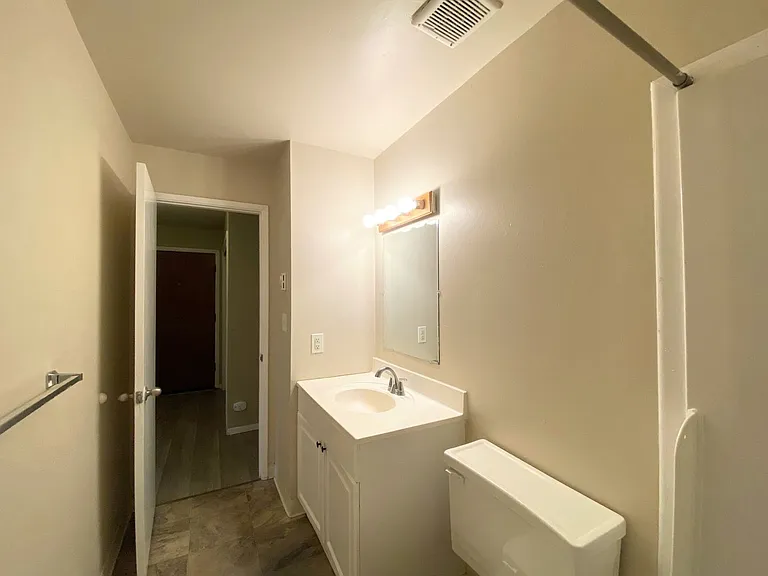 Clover Creek Apartments — Photo 9